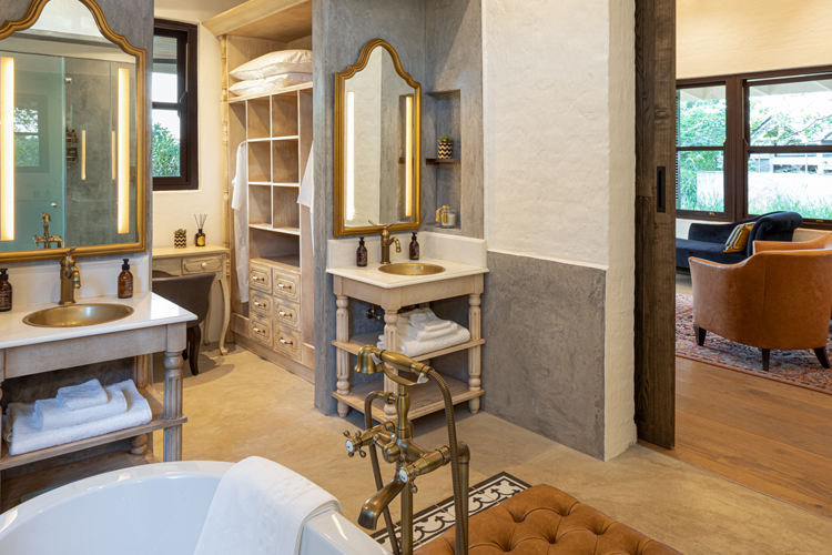 Mbano Manor Hotel bathroom and walk-in closet